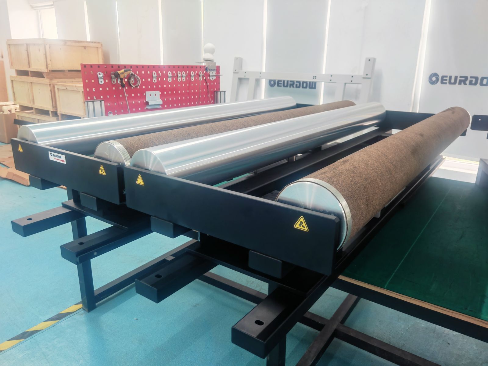 Wide guide frames on the assembly floor